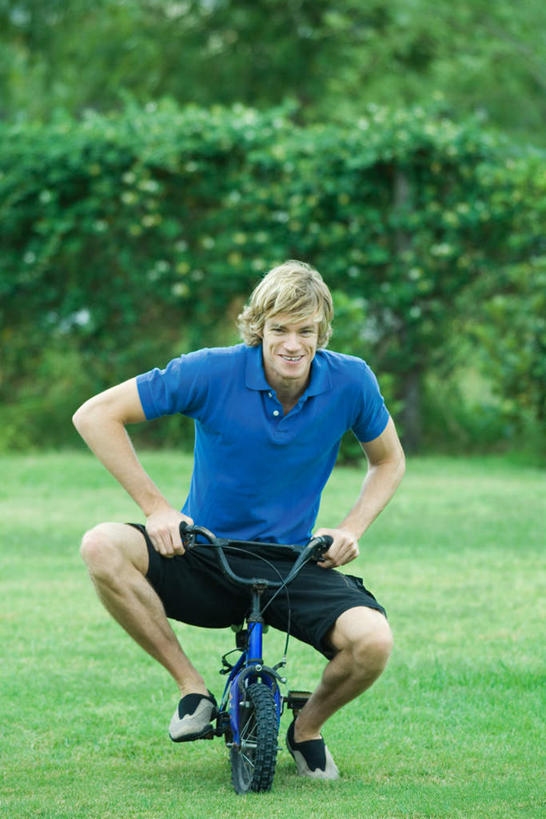 西方人,一个人,竖图,室外,白天,正面,草地,草坪,植物,自行车,欧洲,欧洲人,仅一个男性,仅一个人,车,脚踏车,草,仅一个年轻男性,骑,绿色,交通工具,骑车,骑行,男人,男性,年轻男性,白种人,彩图,全身