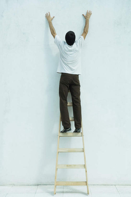 西方人,一个人,伸展双臂,竖图,室内,白天,正面,欧洲,欧洲人,仅一个男性,仅一个人,梯子,扶梯,墙,墙壁,墙面,仅一个年轻男性,男人,男性,年轻男性,白种人,敞开双臂,伸开双臂,抬头,仰头,展开双肩,张开手臂,张开双臂,彩图,全身