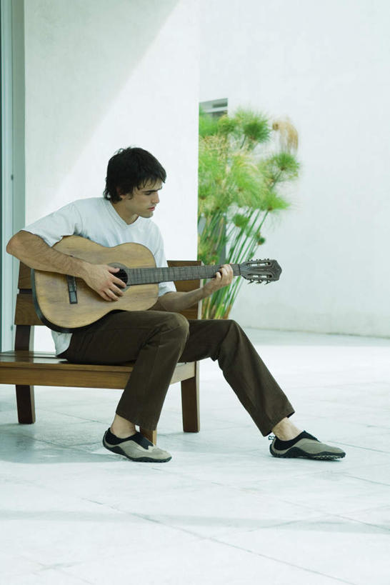 西方人,一个人,竖图,室外,白天,正面,植物,椅子,欧洲,欧洲人,仅一个男性,仅一个人,握,盆栽,木椅,吉他,乐器,盆景,弦乐器,弹奏,拿,演奏,拿着,仅一个年轻男性,绿色,自然,握着,生长,成长,弹拨弦鸣乐器,男人,男性,年轻男性,白种人,彩图,全身,弹拨弦乐器