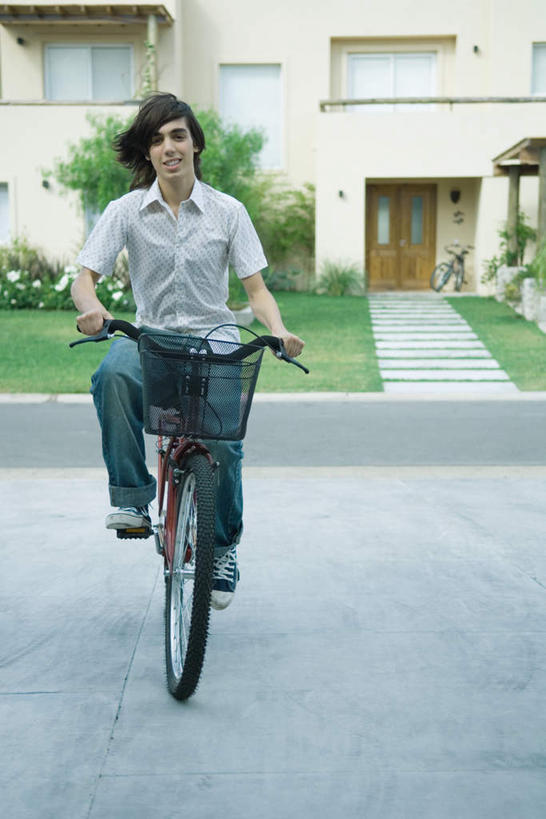 西方人,一个人,家,笑,微笑,露齿笑,竖图,室外,白天,正面,草地,草坪,植物,门,欧洲,欧洲人,仅一个男性,仅一个人,房屋,屋子,楼房,住宅,草,仅一个年轻男性,绿色,门框,骑车,骑行,男人,男性,年轻男性,白种人,彩图,全身,房子