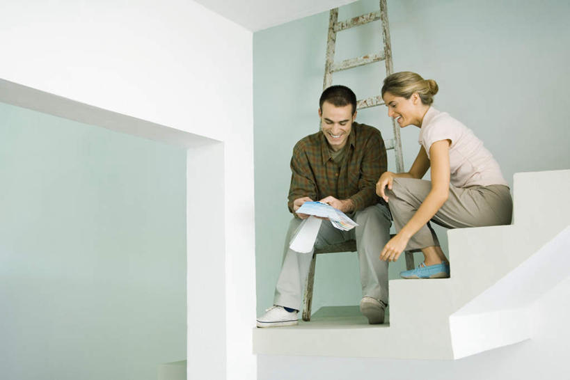 西方人,两个人,夫妻,坐,横图,室外,白天,正面,爱情,楼梯,装修,书籍,欧洲,欧洲人,梯子,扶梯,阶梯,浪漫,装潢,台阶,看,恩爱,恋人,册子,男人,男性,年轻男性,年轻女性,女人,女性,白种人,情侣,设计,书,图书,坐着,半身,彩图,伴侣