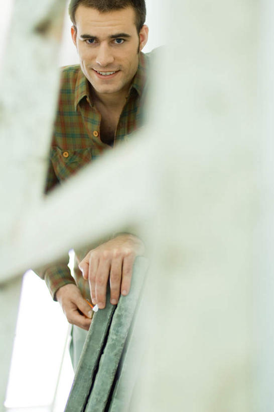 西方人,一个人,竖图,室内,白天,正面,装修,欧洲,欧洲人,仅一个男性,仅一个人,砖,装潢,水泥,仅一个年轻男性,低头,专注,认真,男人,男性,年轻男性,白种人,设计,半身,彩图