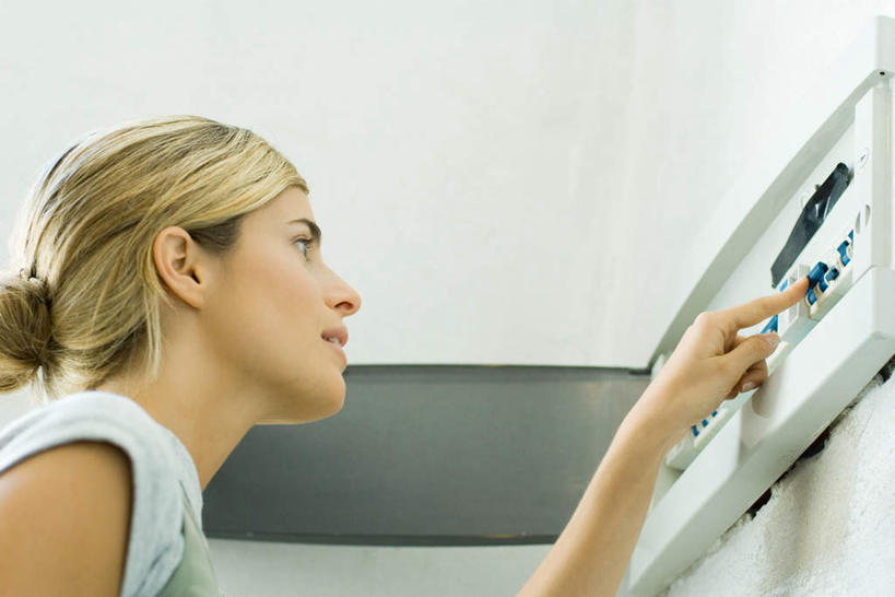 西方人,一个人,站,横图,室内,白天,正面,装修,欧洲,欧洲人,仅一个年轻女性,仅一个女性,仅一个人,装潢,站着,保险箱,保险丝,保险,更换,年轻女性,女人,女性,白种人,设计,站立,半身,彩图