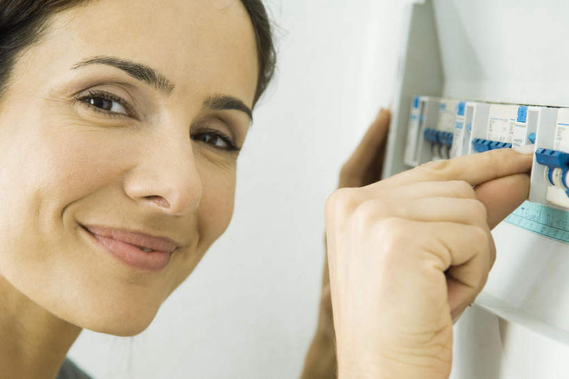 西方人,一个人,站,横图,室内,白天,正面,欧洲,欧洲人,仅一个年轻女性,仅一个女性,仅一个人,站着,保险箱,保险丝,保险,更换,年轻女性,女人,女性,白种人,站立,半身,彩图