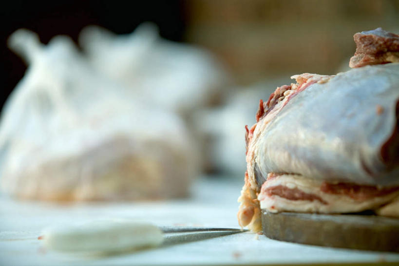 无人,横图,室外,特写,白天,正面,餐桌,桌子,餐具,一把,朦胧,模糊,肉,生肉,牛肉,肉类,一个,刀,单个,餐台,餐刀,肉食,红肉,进餐用具,烹调用具,彩图