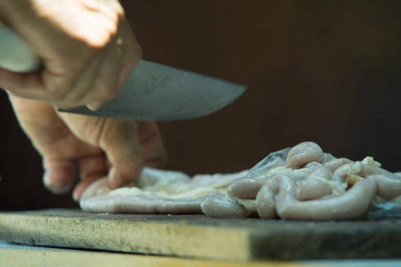 西方人,一个人,横图,室外,特写,白天,侧面,烹饪,西餐,餐桌,桌子,餐具,欧洲,欧洲人,仅一个男性,仅一个人,许多,切开,握,服装,肉,香肠,料理,食品,拿,拿着,休闲装,菜肴,美食,肉类,食物,仅一个年轻男性,衣服,刀,切,休闲,休闲服,西式,握着,服饰,佳肴,餐台,烤肠,餐刀,剖面,肉食,切面,男人,男性,年轻男性,白种人,进餐用具,烹调用具,半身,彩图