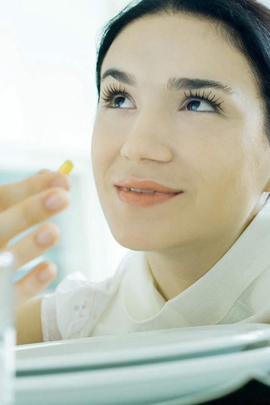 西方人,一个人,竖图,室内,特写,白天,正面,安全,桌子,欧洲,欧洲人,仅一个年轻女性,仅一个女性,仅一个人,握,服装,朦胧,模糊,药剂,药丸,防护,拿,拿着,休闲装,药片,书桌,衣服,课桌,药品,休闲,休闲服,治疗,握着,服饰,保护,药物,医疗,维生素,维他命,保险,预防,平安,年轻女性,女人,女性,白种人,抬头,仰头,半身,彩图