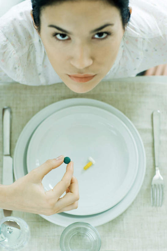 西方人,一个人,竖图,俯视,室内,白天,安全,餐桌,桌子,餐具,欧洲,欧洲人,仅一个年轻女性,仅一个女性,仅一个人,服装,碟子,盘,药剂,药丸,叉,防护,休闲装,药片,一个,衣服,盘子,药品,碟,刀,休闲,休闲服,治疗,服饰,单个,餐台,保护,药物,医疗,维生素,维他命,保险,预防,平安,年轻女性,女人,女性,白种人,进餐用具,烹调用具,抬头,仰头,半身,彩图,高角度拍摄