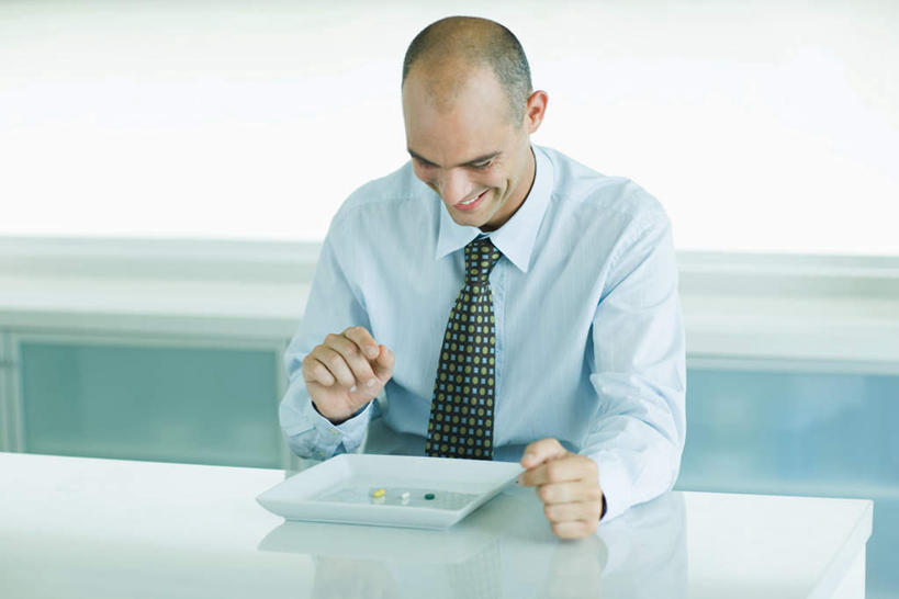 西方人,一个人,商务人士,商务男性,坐,笑,微笑,露齿笑,竖图,室内,白天,正面,衬衫,安全,餐具,欧洲,欧洲人,仅一个男性,仅一个人,仅一个中年男性,套装,计算,碟子,盘,药剂,药丸,防护,注视,药片,三个,盘子,药品,碟,观察,看,治疗,观看,保护,药物,察看,医疗,维生素,关注,维他命,保险,商务装,预防,工薪阶层,平安,男人,男性,年轻男性,白种人,白领,上班族,坐着,半身,彩图,衬衣