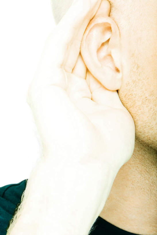 西方人,耳朵,手,一个人,竖图,室内,特写,白天,白色背景,正面,欧洲,欧洲人,仅一个男性,仅一个人,服装,听,休闲装,仅一个年轻男性,衣服,休闲,手部,休闲服,摄影,服饰,影棚,单手,倾听,男人,男性,年轻男性,白种人,耳,耳部,半身,彩图,影棚拍摄,拍摄