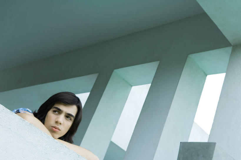 西方人,一个人,竖图,室内,白天,仰视,欧洲,欧洲人,仅一个男性,仅一个人,服装,墙,注视,休闲装,墙壁,墙面,仅一个年轻男性,衣服,低头,观察,看,趴着,休闲,休闲服,服饰,观看,察看,关注,看着,男人,男性,年轻男性,白种人,趴,半身,彩图,低角度拍摄