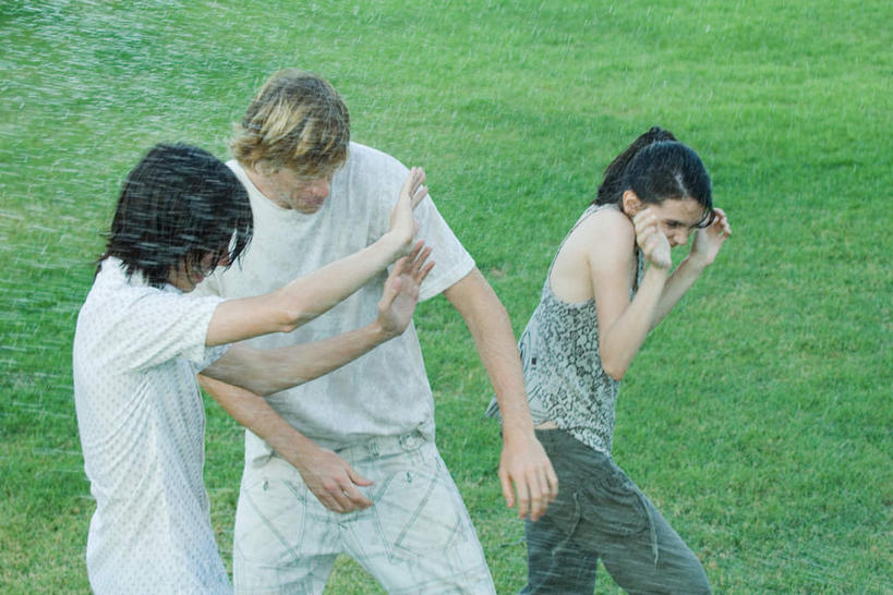 西方人,三个人,伙伴,朋友,站,横图,室外,白天,正面,旅游,度假,友谊,草地,草坪,水,植物,欧洲,欧洲人,飞溅,服装,溅,液体,水滴,注视,休闲装,娱乐,草,衣服,绿色,观察,看,站着,享受,休闲,休闲服,放松,服饰,观看,察看,躲避,关注,喷洒,户外运动,友情,男人,男性,年轻男性,年轻女性,女人,女性,白种人,站立,半身,彩图