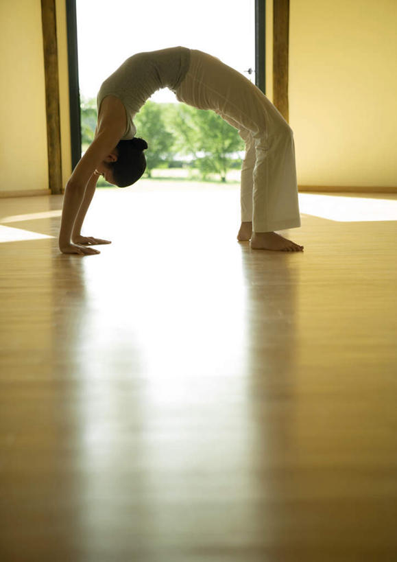 西方人,一个人,竖图,室内,白天,侧面,运动服,锻炼,瑜伽,运动,地板,门,欧洲,欧洲人,仅一个年轻女性,仅一个女性,仅一个人,撑,阴影,服装,反射,光线,影子,地面,休闲装,木地板,衣服,门框,休闲,休闲服,养生,服饰,撑着,瑜伽服,舞蹈房,瑜伽馆,练功房,桥式,体育,年轻女性,女人,女性,白种人,彩图,全身,健身