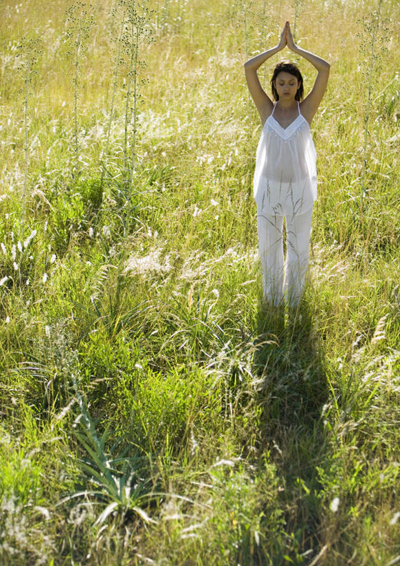 西方人,一个人,农田,竖图,俯视,室外,白天,锻炼,瑜伽,运动,庄稼,树林,植物,欧洲,欧洲人,仅一个年轻女性,仅一个女性,仅一个人,阴影,服装,光线,影子,休闲装,树,树木,衣服,绿色,阳光,自然,休闲,休闲服,养生,服饰,生长,成长,树式,体育,年轻女性,女人,女性,白种人,彩图,高角度拍摄,全身,健身,耕地,庄稼田