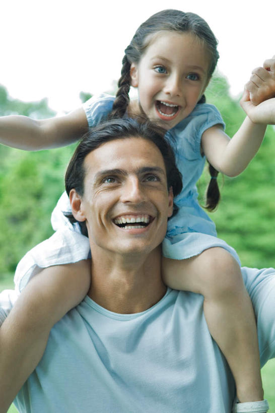 西方人,儿童,两个人,家庭,父亲,女儿,走,伸展双臂,笑,微笑,露齿笑,横图,室外,白天,正面,旅游,度假,纯洁,美景,树林,植物,欧洲,欧洲人,服装,景观,休闲装,娱乐,树,树木,小孩,骑,衣服,绿色,自然,扛,享受,休闲,温暖,温馨,父女,一家人,休闲服,景色,放松,父爱,可爱,童年,童趣,服饰,生长,成长,和睦,自然风光,户外运动,童真,烂漫,无邪,扛在肩上,骑在肩上,天真,男人,男性,年轻男性,女孩,白种人,孩子,年轻人,步行,敞开双臂,散步,伸开双臂,展开双肩,张开手臂,张开双臂,走路,半身,彩图,融洽,女生