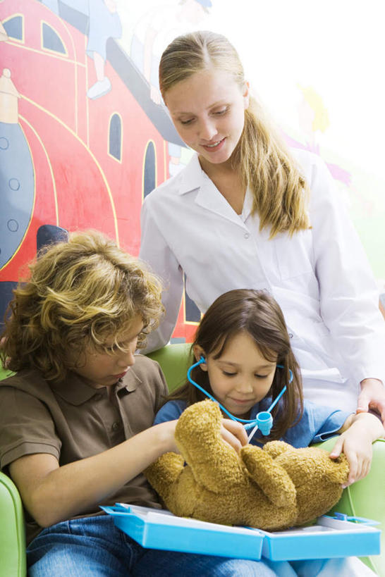 西方人,儿童,三个人,家庭,母亲,女儿,儿子,教师,站,坐,笑,微笑,露齿笑,竖图,室内,白天,仰视,纯洁,安全,靠垫,手提箱,玩具,欧洲,欧洲人,握,服装,靠枕,拿,拿着,注视,休闲装,小孩,衣服,听诊器,箱子,垫子,枕头,观察,看,站着,休闲,温暖,温馨,母女,母子,一家人,休闲服,可爱,母爱,童年,童趣,握着,幼儿园,服饰,观看,保护,和睦,察看,医疗设备,手术工具,关注,医疗器械,保险,私密,医疗工具,童真,密码箱,烂漫,无邪,检测工具,天真,男孩,男人,男性,年轻女性,女孩,女人,女性,白种人,孩子,年轻人,讲师,教授,老师,站立,坐着,半身,彩图,低角度拍摄,融洽,男生,女生