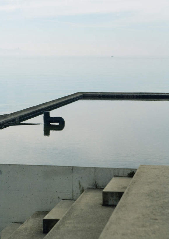 无人,家,竖图,室外,白天,正面,旅游,度假,海浪,海洋,美景,楼梯,波纹,房屋,阶梯,屋子,景观,浪花,涟漪,娱乐,楼房,台阶,住宅,倒影,水纹,自然,海水,波浪,享受,休闲,景色,安静,放松,倒映,自然风光,海景,水晕,反照,寂静,大海,风浪,海,海水的波动,近岸浪,涌浪,彩图,房子