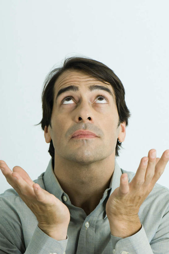 西方人,脸,头,脸颊,脖子,头发,一个人,竖图,室内,特写,白天,白色背景,正面,欧洲,欧洲人,仅一个男性,仅一个人,仅一个中年男性,阴影,服装,光线,影子,注视,休闲装,肩膀,衣服,黑色,观察,看,双手摊开,休闲,休闲服,无奈,摄影,服饰,影棚,观看,遗憾,烦恼,察看,关注,可惜,无计可施,惋惜,怜惜,无语,男人,男性,中年男性,白种人,头部,脖,颈,颈部,脸部,脸蛋,面部,抬头,仰头,半身,彩图,影棚拍摄,拍摄