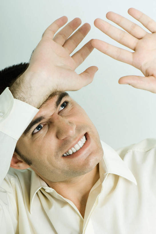 西方人,脸,头,脸颊,脖子,头发,一个人,竖图,室内,特写,白天,白色背景,正面,欧洲,欧洲人,仅一个男性,仅一个人,阴影,服装,光线,影子,注视,休闲装,挡,肩膀,仅一个年轻男性,衣服,黑色,观察,看,休闲,休闲服,遮,摄影,服饰,影棚,观看,察看,遮挡,关注,遮盖,遮蔽,男人,男性,年轻男性,白种人,头部,脖,颈,颈部,脸部,脸蛋,面部,半身,彩图,影棚拍摄,拍摄