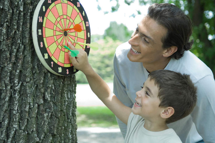 西方人,儿童,两个人,家庭,父亲,儿子,站,笑,微笑,露齿笑,横图,室外,白天,侧面,旅游,度假,纯洁,草地,草坪,美景,植物,欧洲,欧洲人,指,服装,景观,飞镖盘,飞镖,注视,休闲装,方向,娱乐,草,小孩,衣服,绿色,自然,观察,看,手势,站着,享受,休闲,温暖,温馨,父子,一家人,休闲服,景色,放松,父爱,可爱,童年,童趣,服饰,观看,和睦,察看,指向,关注,自然风光,童真,烂漫,无邪,天真,男孩,男人,男性,年轻男性,白种人,孩子,年轻人,站立,半身,彩图,融洽,男生