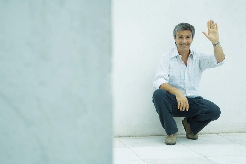 西方人,一个人,蹲,举,笑,微笑,露齿笑,横图,室内,白天,正面,欧洲,欧洲人,仅一个男性,仅一个人,仅一个中年男性,阴影,服装,光线,影子,墙,挥手,注视,休闲装,再见,墙壁,墙面,衣服,观察,看,手势,托,招手,休闲,休闲服,服饰,告别,观看,察看,关注,摆动,离别,辞行,男人,男性,中年男性,白种人,蹲着,举起,举手,举着,向上举,向上伸,向上托,彩图,全身