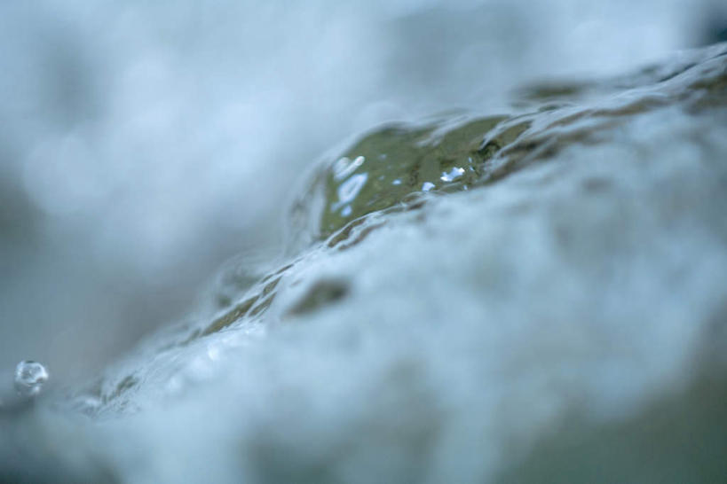 无人,横图,俯视,室外,特写,白天,河流,石头,美景,水,朦胧,模糊,石子,河水,景观,水流,小溪,自然,溪水,景色,自然风光,沉积岩,水成岩,石块,岩石,彩图,高角度拍摄