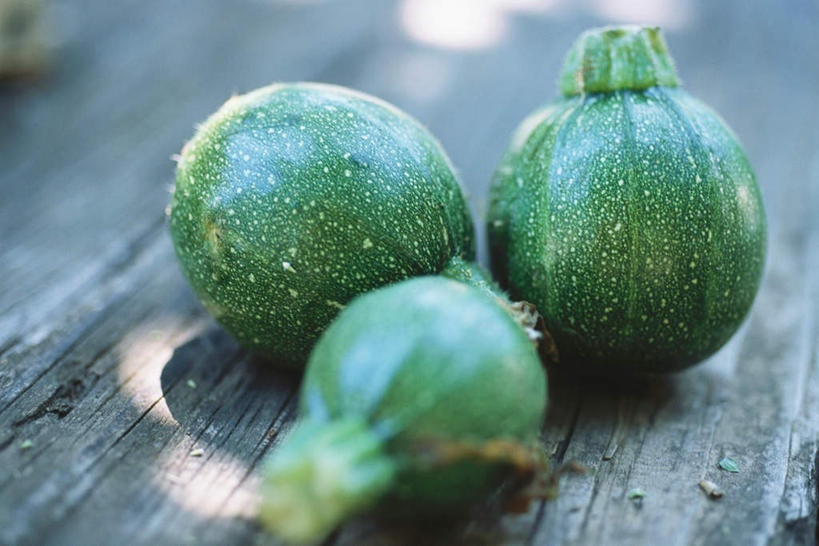 无人,横图,俯视,室内,特写,白天,桌面,桌子,蔬菜,三只,阴影,朦胧,模糊,新鲜,光线,木制,影子,食品,西葫芦,食物,木制品,白瓜,有机食品,绿色食品,茭瓜,彩图,高角度拍摄