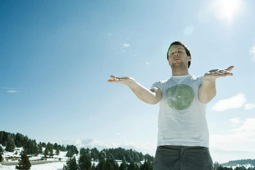 西方人,一个人,站,横图,室外,白天,仰视,旅游,度假,美景,树林,雪,植物,大雪,欧洲,欧洲人,仅一个男性,仅一个人,仅一个中年男性,阴影,服装,光线,影子,积雪,景观,雪景,云,云朵,冬季,冬天,云彩,注视,休闲装,娱乐,树,树木,衣服,蓝色,绿色,白云,蓝天,天空,阳光,自然,天,观察,看,双手摊开,站着,享受,休闲,休闲服,景色,放松,寒冷,无奈,服饰,生长,晴朗,成长,观看,遗憾,烦恼,察看,关注,自然风光,可惜,无计可施,惋惜,怜惜,无语,严寒,男人,男性,中年男性,白种人,晴空,半身,彩图,低角度拍摄