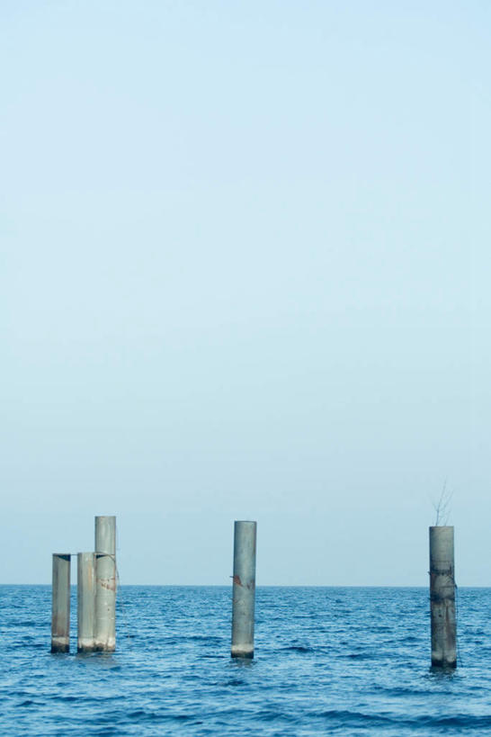 无人,竖图,室外,白天,正面,旅游,度假,湖,湖泊,美景,水,柱子,湖面,景观,水流,水面,水平线,辽阔,娱乐,石柱,自然,湖水,享受,休闲,广阔,景色,放松,一望无际,自然风光,无边无际,一马平川,彩图,水天相接,水天一线