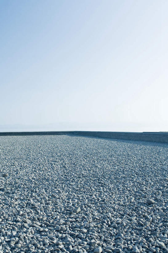 无人,竖图,俯视,室外,白天,旅游,度假,石头,美景,沙滩,沙子,石子,海岸,景观,水平线,辽阔,海平线,沙地,碎石,娱乐,蓝色,蓝天,天空,自然,天,享受,休闲,广阔,景色,放松,晴朗,一望无际,自然风光,万里无云,无边无际,一马平川,海滩,石块,晴空,晴空万里,彩图,高角度拍摄,水天相接,水天一线