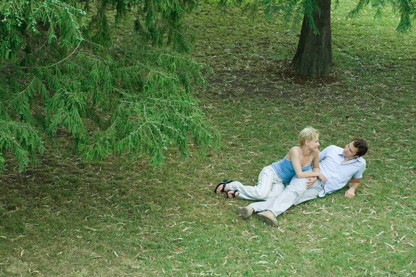 西方人,两个人,夫妻,躺,笑,说,微笑,露齿笑,横图,俯视,室外,白天,爱情,旅游,度假,草地,草坪,植物,欧洲,欧洲人,服装,浪漫,休闲装,娱乐,草,树,树木,衣服,绿色,自然,享受,休闲,休闲服,恩爱,放松,恋人,服饰,生长,成长,卧着,交流,男人,男性,年轻男性,年轻女性,女人,女性,白种人,情侣,沟通,讲话,交谈,说话,谈话,躺着,卧,彩图,高角度拍摄,全身,伴侣