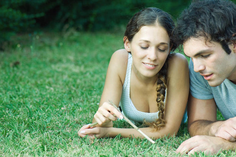 西方人,两个人,夫妻,笑,说,微笑,露齿笑,横图,室外,白天,正面,爱情,旅游,度假,草地,草坪,植物,欧洲,欧洲人,握,服装,浪漫,拿,拿着,休闲装,娱乐,草,树枝,衣服,绿色,趴着,享受,休闲,休闲服,恩爱,放松,握着,恋人,服饰,交流,男人,男性,年轻男性,年轻女性,女人,女性,白种人,情侣,沟通,讲话,交谈,趴,说话,谈话,半身,彩图,伴侣