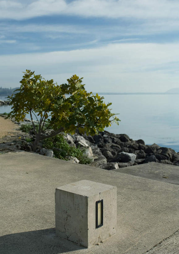 无人,竖图,俯视,室外,白天,旅游,度假,湖,湖泊,礁石,石头,美景,水,植物,阴影,光线,石子,影子,石墩,湖面,景观,水流,水面,云,云朵,云彩,娱乐,树,树木,蓝色,绿色,白云,蓝天,天空,阳光,自然,湖水,天,享受,休闲,景色,放松,生长,晴朗,成长,自然风光,礁,石块,岩石,晴空,彩图,高角度拍摄