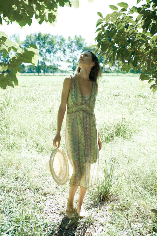 西方人,一个人,站,竖图,室外,白天,正面,裙子,旅游,度假,树林,植物,帽子,欧洲,欧洲人,仅一个年轻女性,仅一个女性,仅一个人,阴影,连衣裙,枯萎,朦胧,模糊,光线,影子,枯草,拿,拿着,注视,娱乐,草,树,树木,黄色,绿色,阳光,自然,遮阳帽,看,站着,享受,休闲,放松,生长,成长,关注,年轻女性,女人,女性,白种人,抬头,仰头,彩图,全身