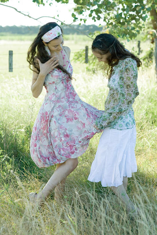 西方人,两个人,伙伴,朋友,站,笑,说,微笑,露齿笑,竖图,室外,白天,正面,裙子,旅游,度假,友谊,草地,植物,欧洲,欧洲人,连衣裙,娱乐,草,树,树木,绿色,自然,站着,享受,休闲,放松,提,生长,成长,提着,交流,友情,年轻女性,女人,女性,白种人,沟通,讲话,交谈,说话,谈话,彩图,全身