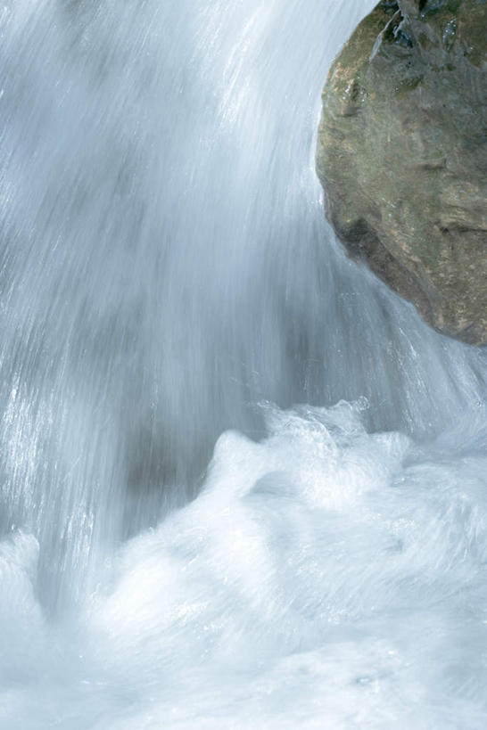 无人,竖图,俯视,室外,特写,白天,礁石,石头,美景,瀑布,水,飞溅,朦胧,模糊,溅,石子,液体,景观,自然,景色,喷洒,自然风光,跌水,礁,石块,岩石,彩图,高角度拍摄