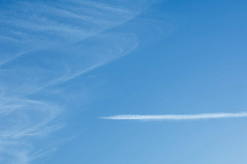 无人,横图,室外,白天,仰视,旅游,度假,美景,景观,烟雾,云,云朵,云彩,娱乐,蓝色,白云,蓝天,天空,自然,天,享受,休闲,景色,放松,晴朗,污染,废气,自然风光,飞机尾迹,尾迹云,机尾云,飞机拉烟,云带,尾迹,机尾迹,飞机尾气,晴空,彩图,低角度拍摄