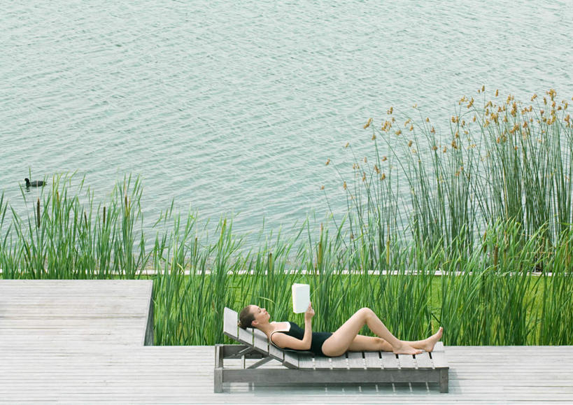 游泳,西方人,一个人,躺,横图,俯视,室外,白天,泳装,比基尼,看书,旅游,度假,阅读,草地,草坪,湖,湖泊,水,植物,地板,书籍,椅子,欧洲,欧洲人,仅一个年轻女性,仅一个女性,仅一个人,学习,水鸟,鸭子,木椅,湖面,水流,水面,地面,娱乐,木地板,草,绿色,书本,湖水,看,享受,休闲,放松,读书,浏览,水禽,禽类,泅水,拍浮,卧着,年轻女性,女人,女性,白种人,书,图书,躺着,卧,彩图,高角度拍摄,全身,三点式,泳衣