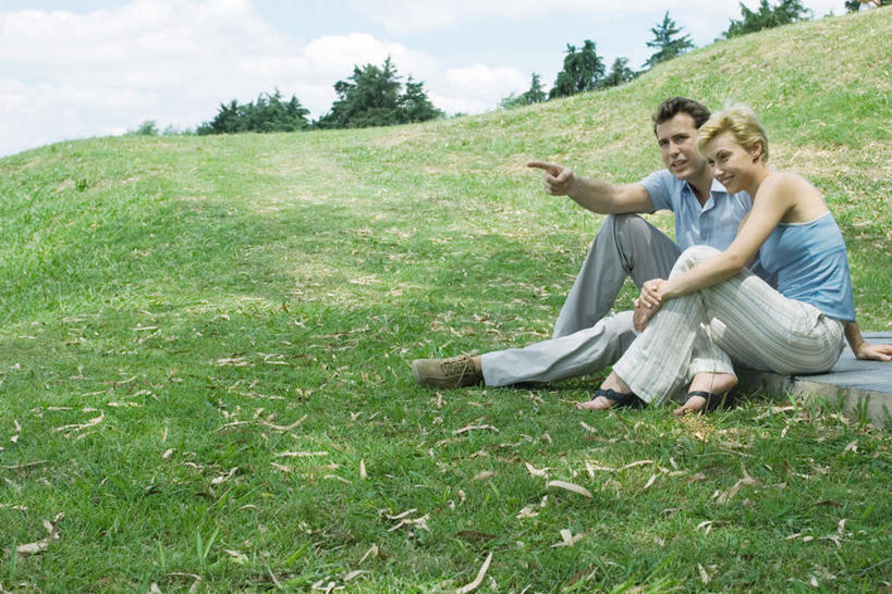 西方人,两个人,夫妻,坐,说,横图,室外,白天,正面,爱情,旅游,度假,草地,草坪,植物,欧洲,欧洲人,指,浪漫,方向,娱乐,草,树,树木,绿色,蓝天,天空,自然,天,手势,享受,休闲,恩爱,放松,恋人,生长,成长,指向,交流,男人,男性,年轻男性,年轻女性,女人,女性,白种人,情侣,沟通,讲话,交谈,说话,谈话,坐着,彩图,全身,伴侣