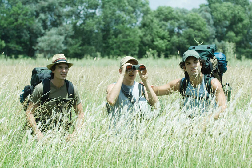 西方人,三个人,伙伴,朋友,站,横图,室外,白天,正面,旅游,度假,友谊,树林,植物,帽子,欧洲,欧洲人,握,服装,包,望远镜,拿,旅行包,拿着,休闲装,娱乐,树,树木,衣服,绿色,自然,背包,遮阳帽,站着,享受,休闲,休闲服,放松,搭,握着,服饰,生长,成长,搭着,远视镜,瞭望镜,友情,男人,男性,年轻男性,白种人,站立,半身,彩图,光学仪器,千里镜,双肩包