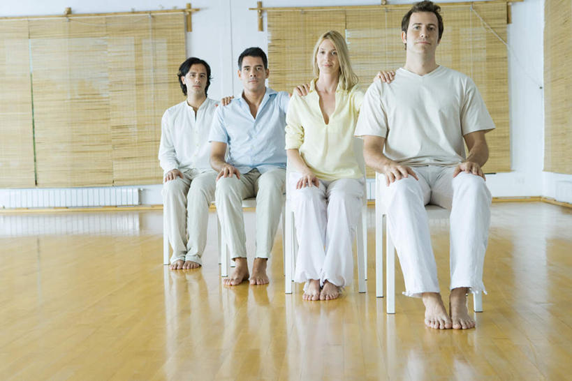 西方人,四个人,伙伴,坐,横图,室内,白天,正面,友谊,窗户,地板,椅子,欧洲,欧洲人,一排,整齐,木椅,墙,竹帘,地面,注视,休闲装,木地板,玻璃窗,墙壁,墙面,排列,观察,看,休闲,休闲服,百叶帘,治疗,搭,观看,堆,察看,搭着,队列,关注,心理治疗,团体治疗,瑜伽馆,友情,男人,男性,年轻男性,年轻女性,女人,女性,白种人,坐着,彩图,全身