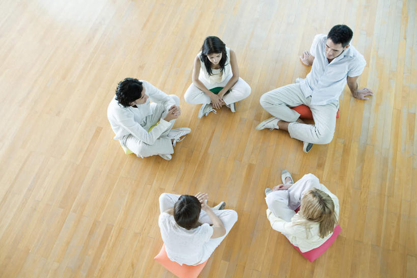 西方人,伙伴,说,盘腿,横图,俯视,室内,白天,友谊,地板,欧洲,欧洲人,五个人,撑,地面,休闲装,木地板,休闲,休闲服,治疗,撑着,心理治疗,团体治疗,瑜伽馆,交流,友情,男人,男性,年轻男性,年轻女性,女人,女性,白种人,沟通,讲话,交谈,盘腿而坐,盘膝,盘着腿的,盘着腿坐,双腿交叉,说话,谈话,彩图,高角度拍摄,全身