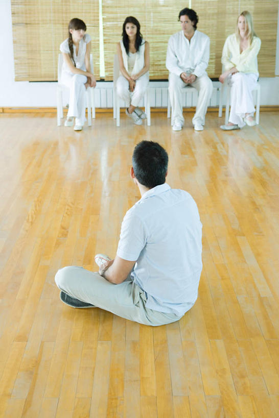 西方人,伙伴,坐,盘腿,竖图,俯视,室内,白天,友谊,窗户,地板,椅子,欧洲,欧洲人,五个人,许多,木椅,墙,竹帘,地面,休闲装,木地板,玻璃窗,相视,墙壁,墙面,休闲,面对面,休闲服,百叶帘,治疗,对视,相对,相看,心理治疗,团体治疗,瑜伽馆,友情,男人,男性,年轻男性,年轻女性,女人,女性,白种人,盘腿而坐,盘膝,盘着腿的,盘着腿坐,双腿交叉,坐着,彩图,高角度拍摄,全身