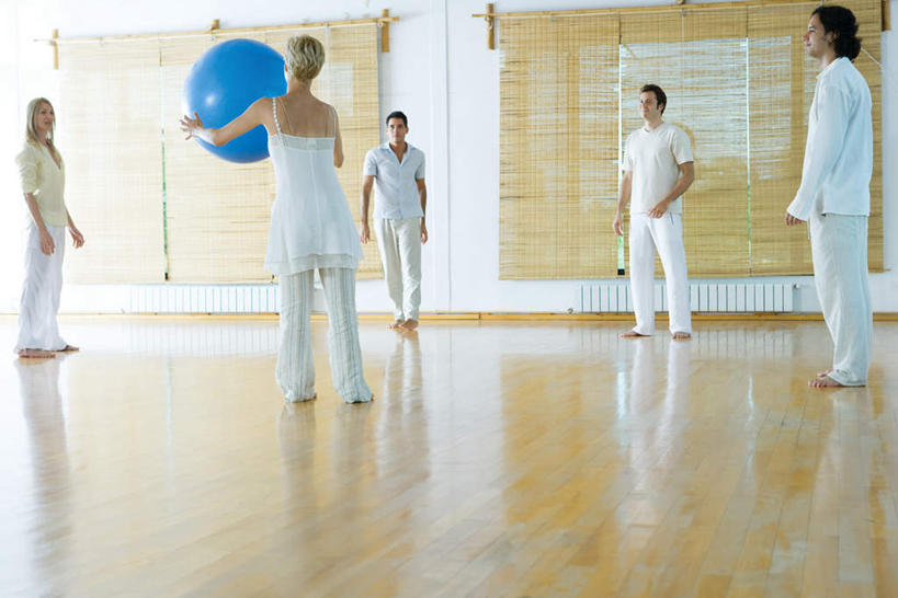 西方人,背部,伙伴,站,捧,笑,微笑,露齿笑,横图,室内,白天,正面,友谊,窗户,地板,欧洲,欧洲人,五个人,许多,墙,竹帘,地面,休闲装,木地板,玻璃窗,相视,墙壁,墙面,站着,休闲,面对面,休闲服,健身球,百叶帘,治疗,对视,瑜伽球,相对,相看,心理治疗,团体治疗,瑜伽馆,友情,男人,男性,年轻男性,年轻女性,女人,女性,白种人,端,端着,捧着,手捧,站立,彩图,全身