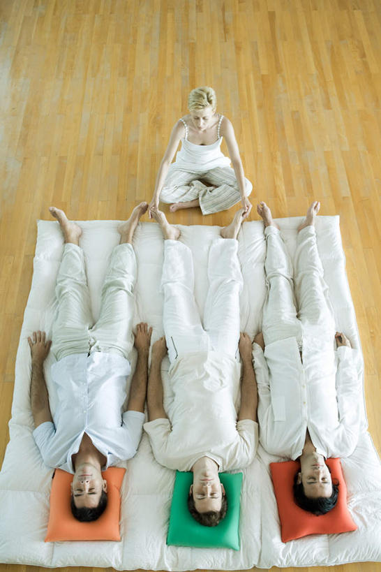 西方人,四个人,伙伴,躺,闭眼,睡,盘腿,竖图,俯视,室内,白天,友谊,床,地板,靠垫,欧洲,欧洲人,握,床单,靠枕,地面,拿,拿着,休闲装,被子,木地板,垫子,枕头,休闲,休闲服,治疗,握着,单人床,被单,心理治疗,团体治疗,瑜伽馆,卧着,友情,男人,男性,年轻男性,年轻女性,女人,女性,白种人,闭眼睛,闭着眼,闭着眼睛,困,困觉,盘腿而坐,盘膝,盘着腿的,盘着腿坐,寝息,双腿交叉,睡觉,躺着,卧,彩图,高角度拍摄,全身