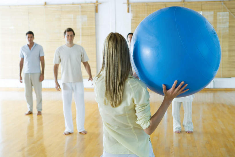 西方人,背部,四个人,伙伴,举,横图,室内,白天,正面,友谊,窗户,地板,欧洲,欧洲人,墙,竹帘,地面,休闲装,木地板,玻璃窗,墙壁,墙面,托,休闲,休闲服,健身球,百叶帘,治疗,瑜伽球,心理治疗,团体治疗,瑜伽馆,友情,男人,男性,年轻男性,年轻女性,女人,女性,白种人,举起,举手,举着,向上举,向上伸,向上托,半身,彩图