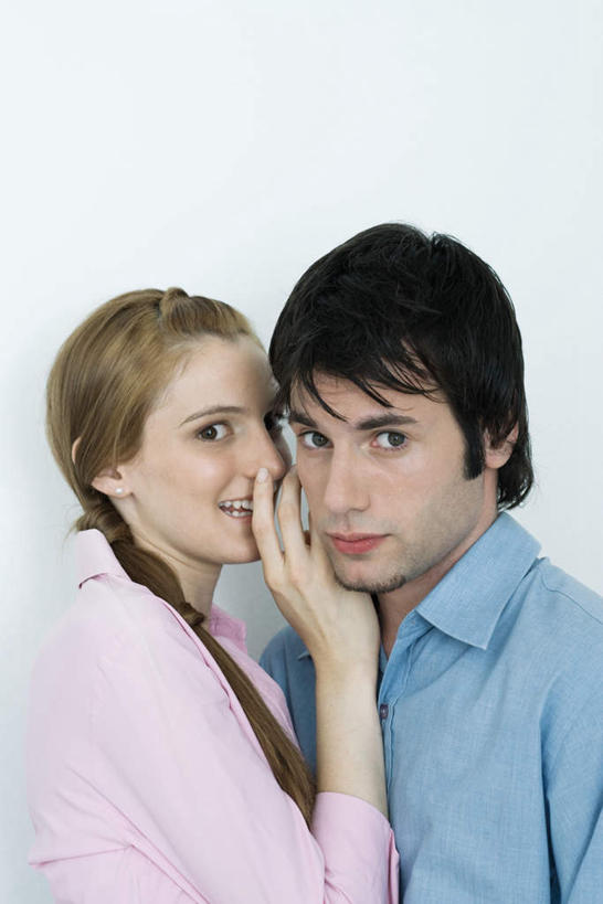 西方人,两个人,笑,说,微笑,露齿笑,竖图,室内,特写,白天,白色背景,正面,爱情,欧洲,欧洲人,服装,浪漫,注视,休闲装,衣服,观察,看,休闲,休闲服,恩爱,恋人,摄影,服饰,影棚,观看,察看,关注,交流,男人,男性,年轻男性,年轻女性,女人,女性,白种人,情侣,沟通,讲话,交谈,说话,谈话,半身,彩图,影棚拍摄,拍摄,伴侣