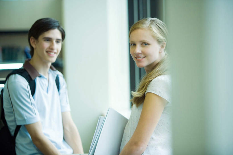 西方人,两个人,学校,教学楼,站,笑,微笑,露齿笑,横图,室内,白天,侧面,爱情,窗户,书籍,欧洲,欧洲人,握,服装,包,书包,墙,浪漫,拿,拿着,注视,休闲装,校园,玻璃窗,墙壁,墙面,衣服,背包,观察,看,站着,休闲,休闲服,恩爱,握着,恋人,服饰,观看,察看,关注,男人,男性,年轻男性,年轻女性,女人,女性,白种人,情侣,书,图书,站立,半身,彩图,教室楼,教学大楼,伴侣,双肩包