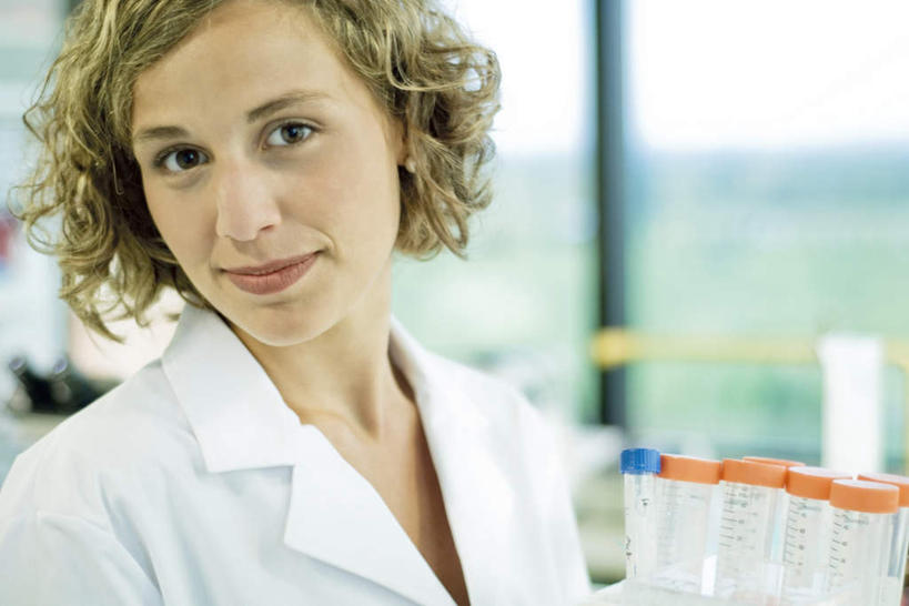 西方人,一个人,医生,医院,站,笑,微笑,横图,室内,白天,正面,实验,仪器,窗户,杯子,欧洲,欧洲人,仅一个女性,仅一个人,许多,服装,研究,透明,分析,化学,测试,试管,注视,玻璃窗,玻璃制品,玻璃瓶,瓶子,观察,看,站着,仅一个中年女性,医护人员,医疗人员,器皿,观看,察看,白大褂,关注,计量,医疗机构,玻璃仪器,试验耗材,实验用品,女人,女性,中年女性,白种人,大夫,玻璃杯,站立,半身,彩图,病院,诊所