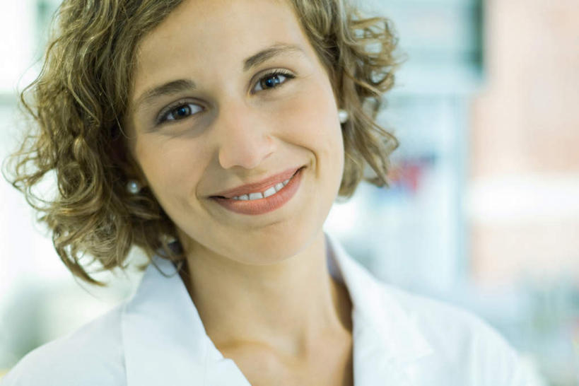 西方人,一个人,医生,医院,站,笑,微笑,露齿笑,横图,室内,白天,正面,柜子,欧洲,欧洲人,仅一个女性,仅一个人,服装,注视,橱柜,观察,看,站着,仅一个中年女性,医护人员,医疗人员,观看,察看,白大褂,关注,医疗机构,女人,女性,中年女性,白种人,大夫,站立,半身,彩图,病院,诊所